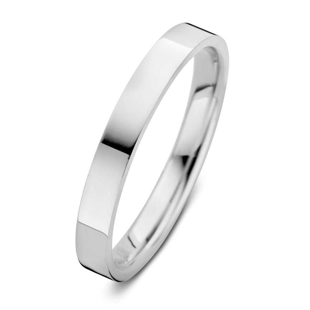 Anillo de oro blanco de 3 mm, con un diseño liso y acabado pulido.