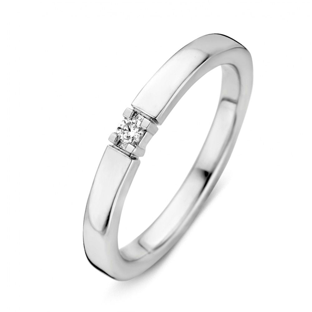 Anillo de oro blanco de 14 quilates con un brillante de 0,05 quilates en el centro.