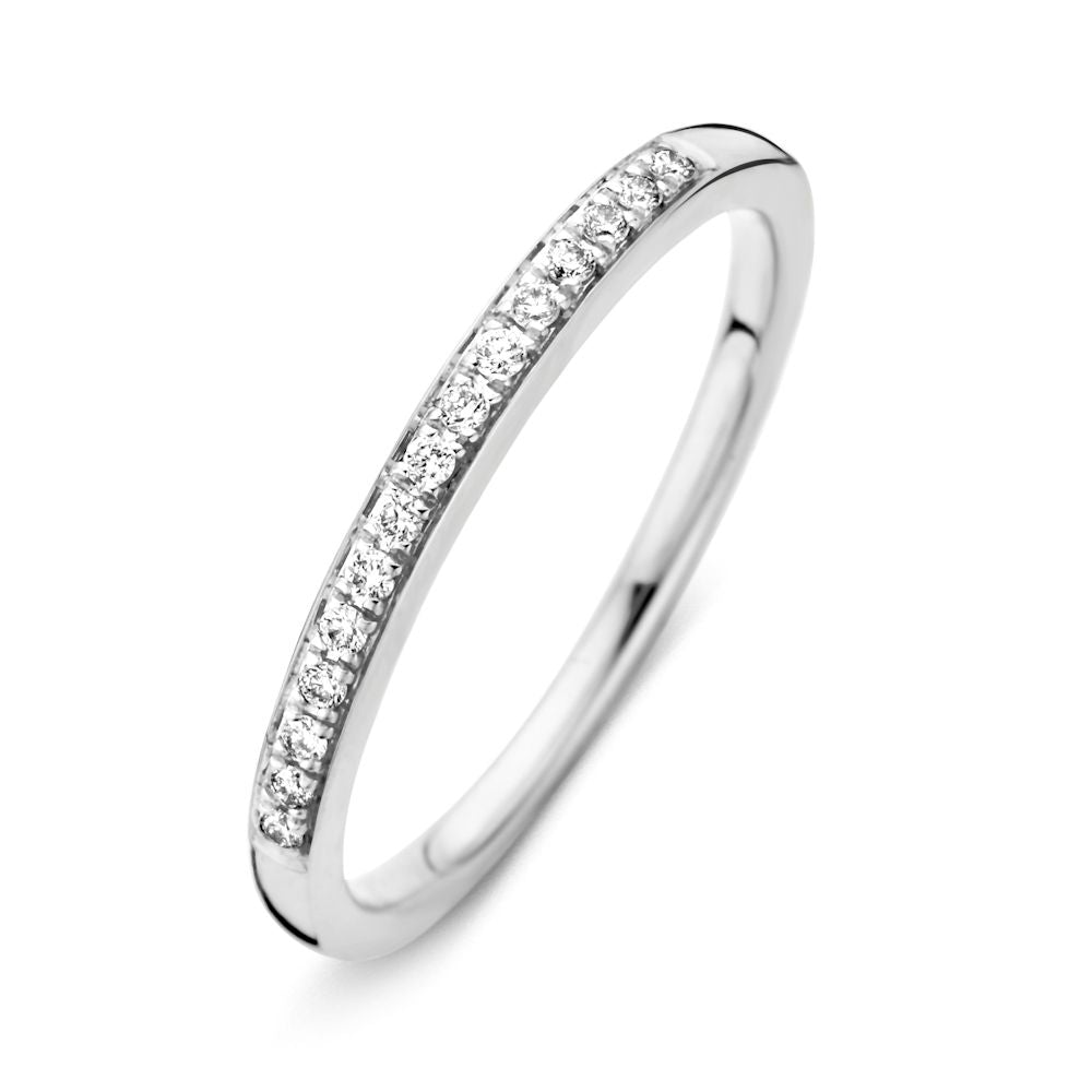 Anillo de oro blanco con diamantes, diseño delgado y brillante, adornado con piedras preciosas.