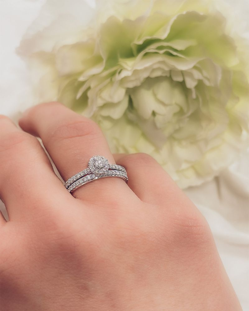 Anillo de oro blanco de 14 quilates con 0,14 quilates de brillante en engaste de chatón
