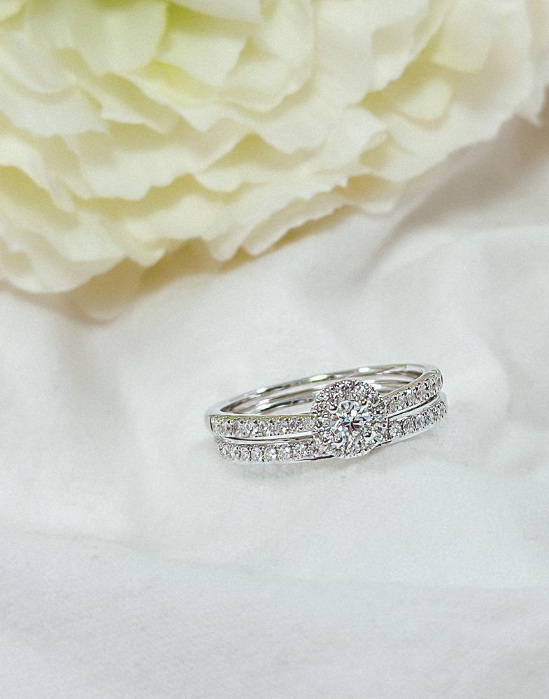 Anillo de oro blanco de 14 quilates con 0,14 quilates de brillante en engaste de chatón