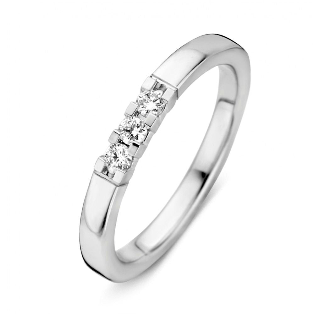 Anillo de alianza de oro blanco de 14 quilates con tres diamantes de 0,15 quilates.