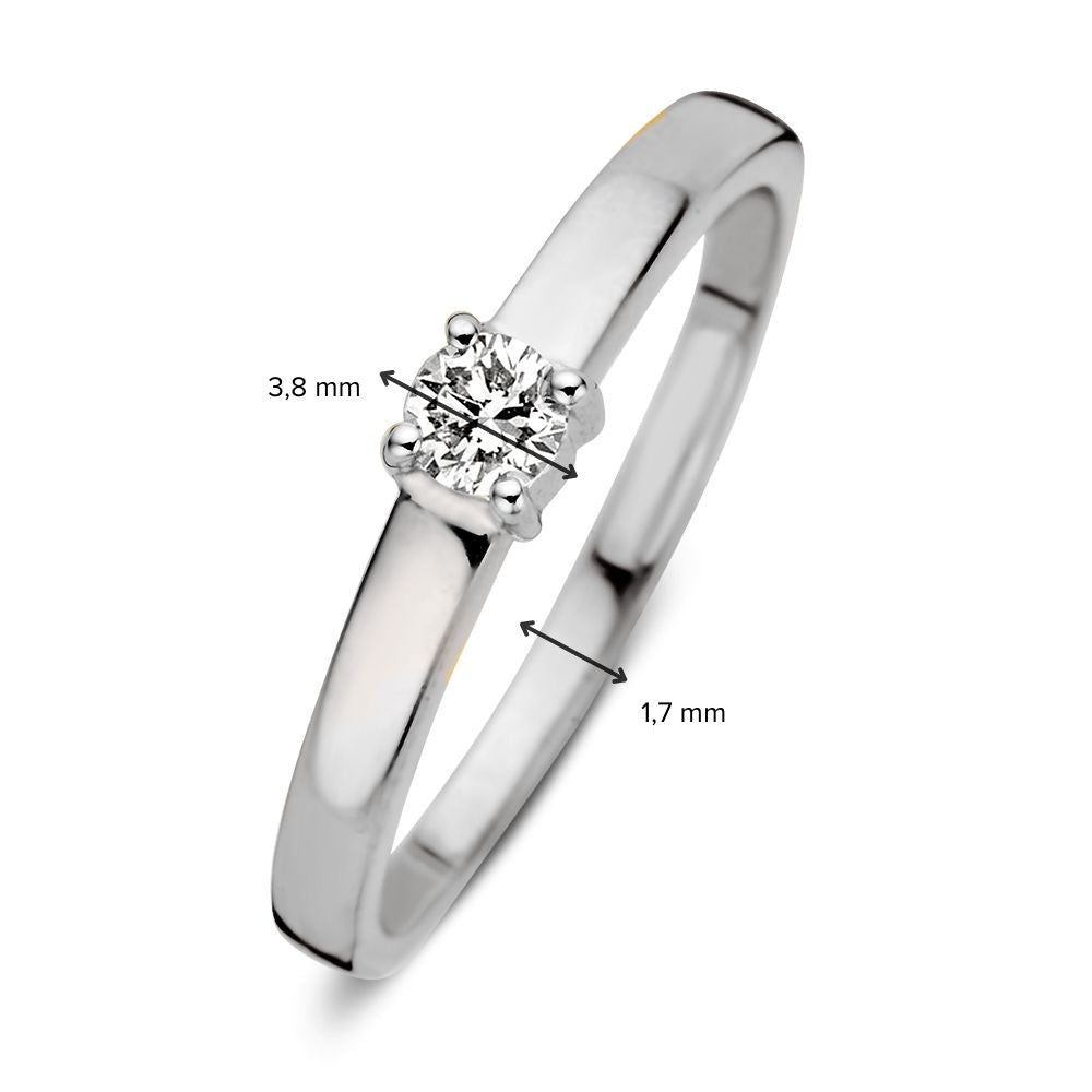 De Elegante 14 Karaat Witgouden Ring met Briljant Diamant van 0,16 Caraat van Excellent Jewelry heeft een rond briljant geslepen diamant (3,8 mm) in vier pootjes en een ringband van 1,7 mm breed.