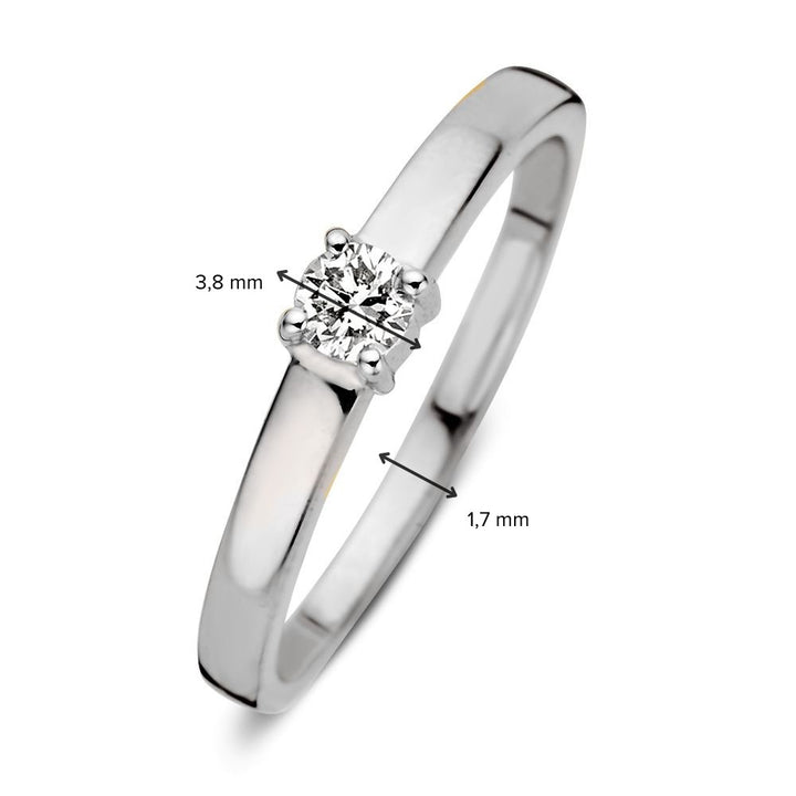 De Elegante 14 Karaat Witgouden Ring met Briljant Diamant van 0,16 Caraat van Excellent Jewelry heeft een rond briljant geslepen diamant (3,8 mm) in vier pootjes en een ringband van 1,7 mm breed.