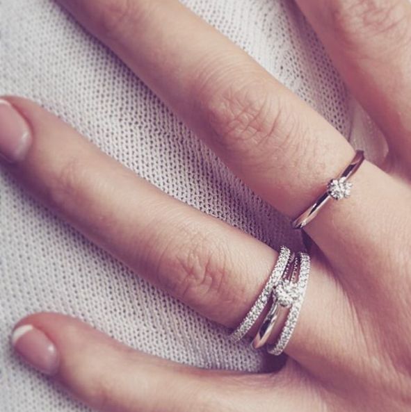 Elegante anillo de oro blanco de 14 quilates con diamante brillante de 0,19 quilates