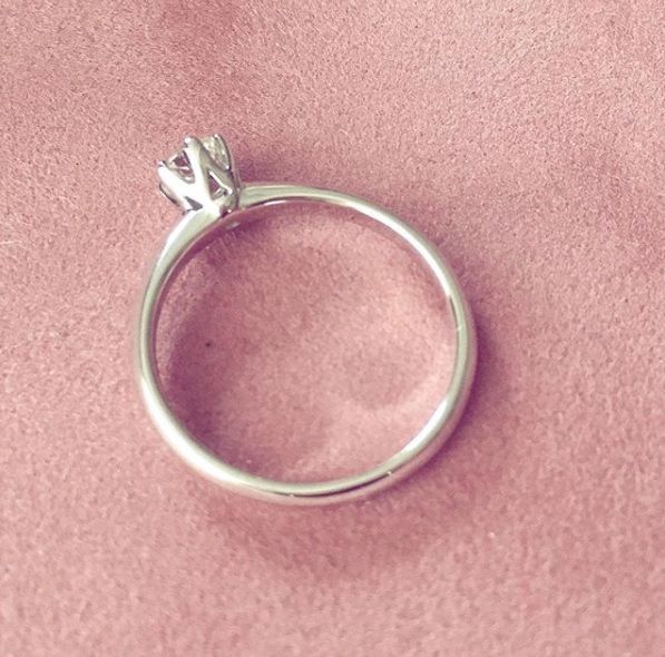 Elegante anillo de oro blanco de 14 quilates con diamante brillante de 0,19 quilates
