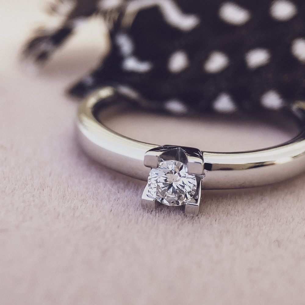 Anillo de oro blanco de 14 quilates con diamante brillante de 0,19 quilates y estilo moderno