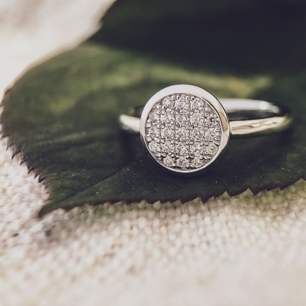 Anillo de mujer de oro blanco rodiado con 0,20 quilates de diamante en engaste pavé