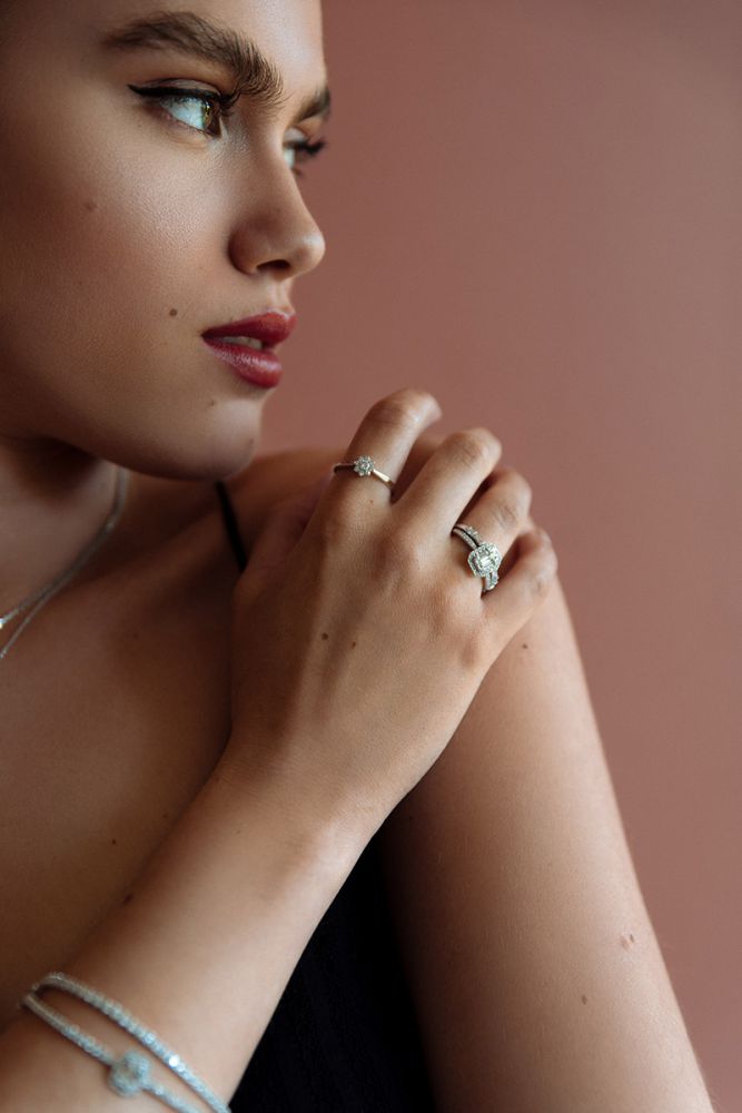 Anillo de oro blanco de 14 quilates con diamante de 0,21 quilates en corte brillante
