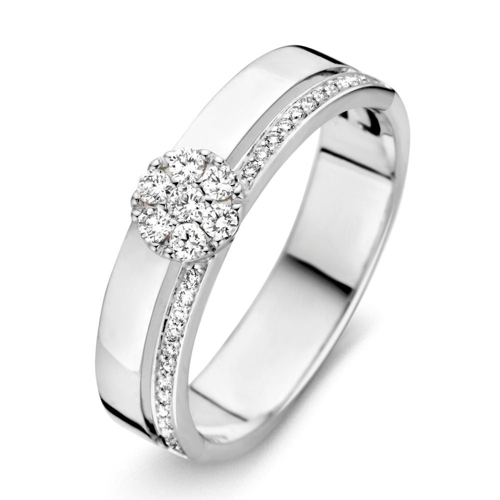Anillo de oro blanco de 14 quilates con diamante brillante de 0,22 quilates y detalles de piedras.