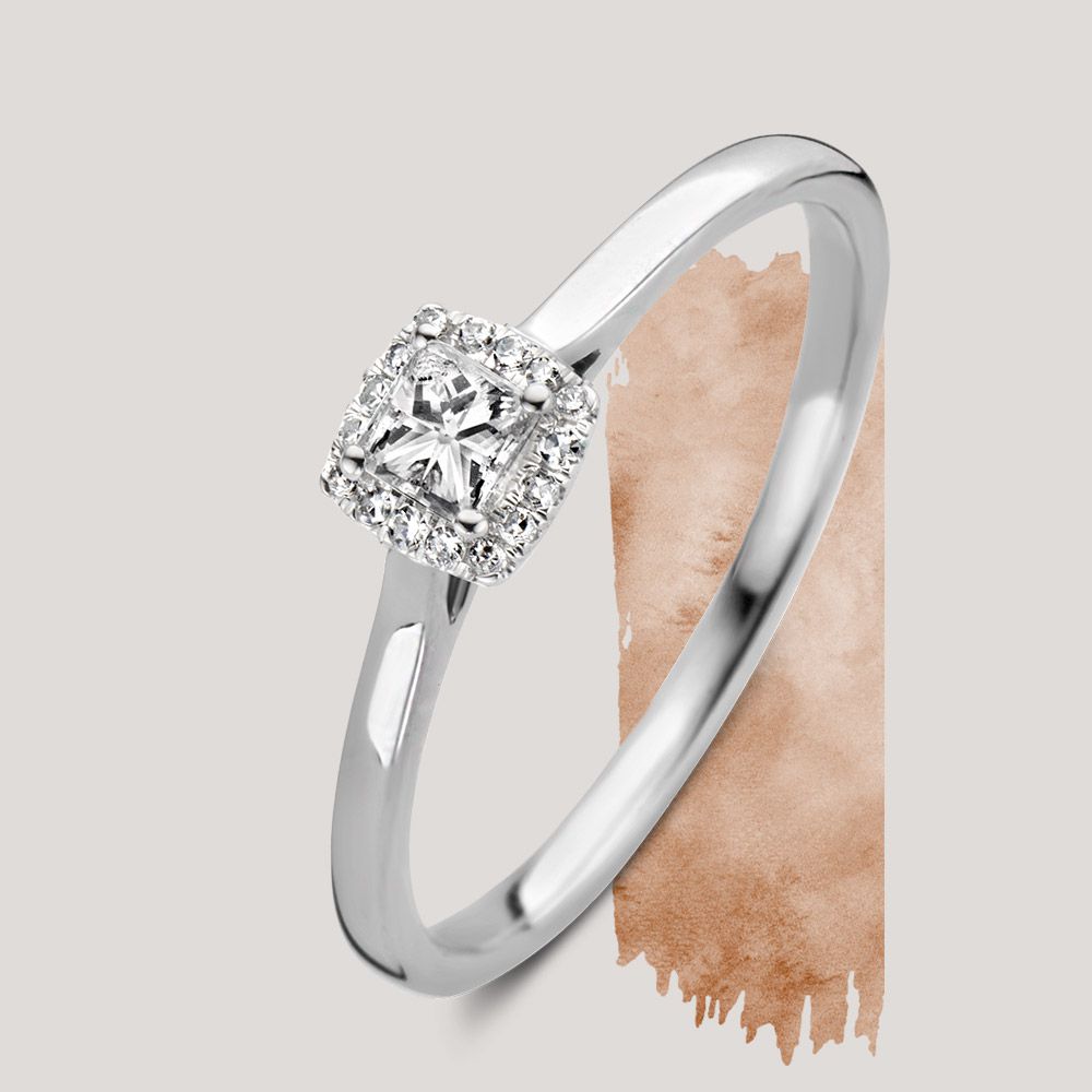 Elegante Anillo de Oro Blanco con Diamante Corte Princesa (0.24 Quilates Totales)