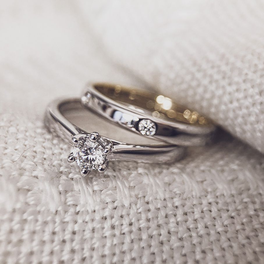 Anillo de oro blanco sofisticado con diamante brillante (0.24 quilates en total)