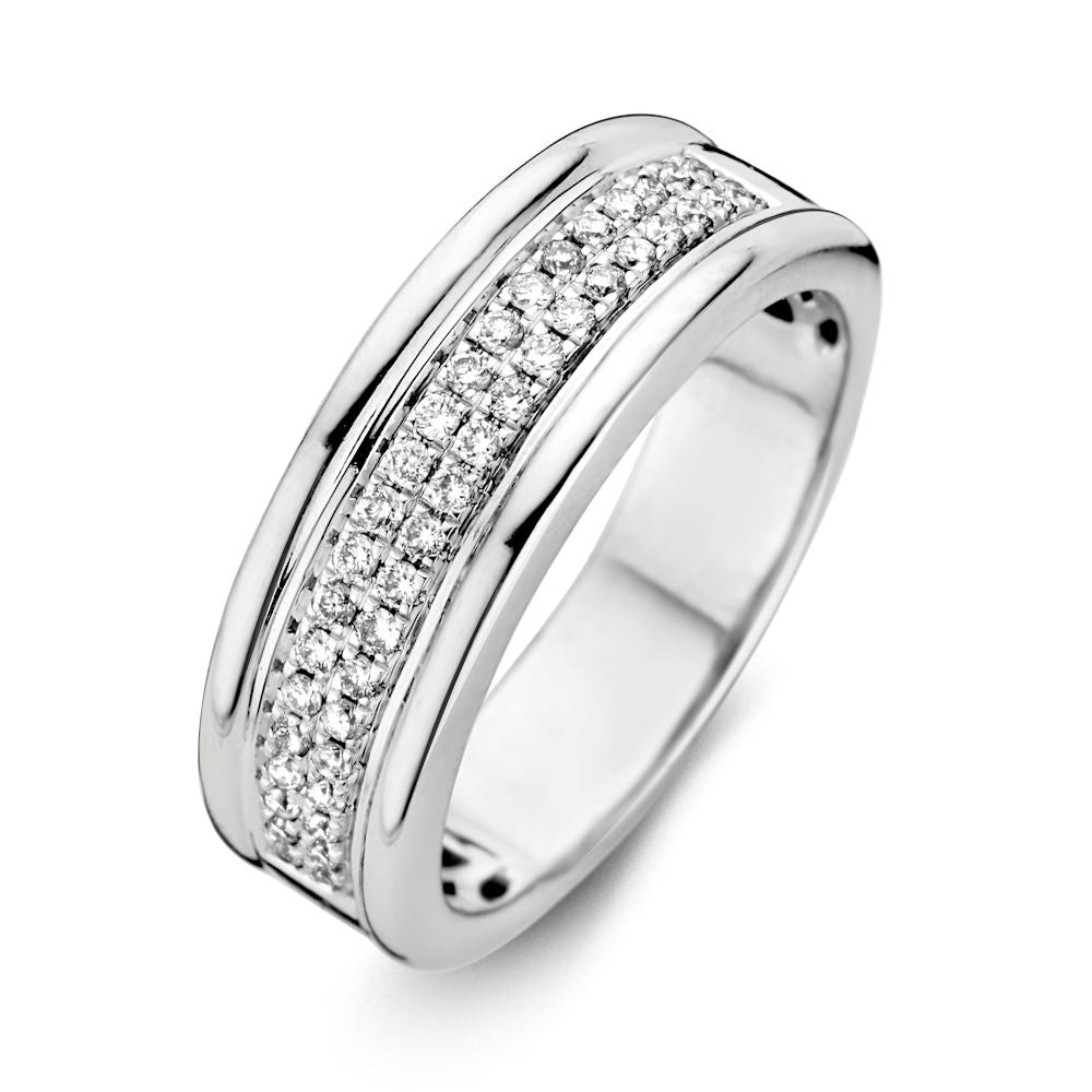 Anillo de oro blanco con diamantes, diseño ancho y pulido, adornado con piedras brillantes.