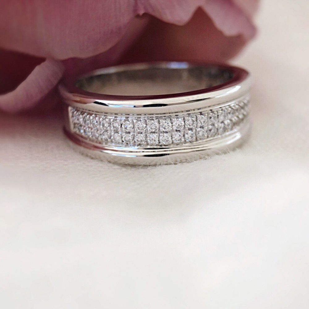 Anillo de oro blanco con diamante – Un equilibrio perfecto de estilo y refinamiento 0.25 crt.