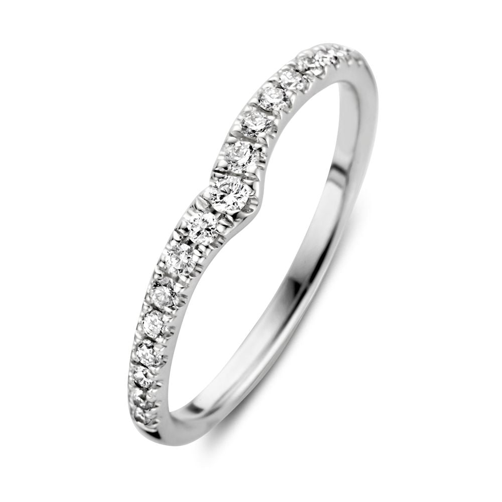 Anillo de oro blanco en forma de V con diamantes, detalle sutil y brillante.