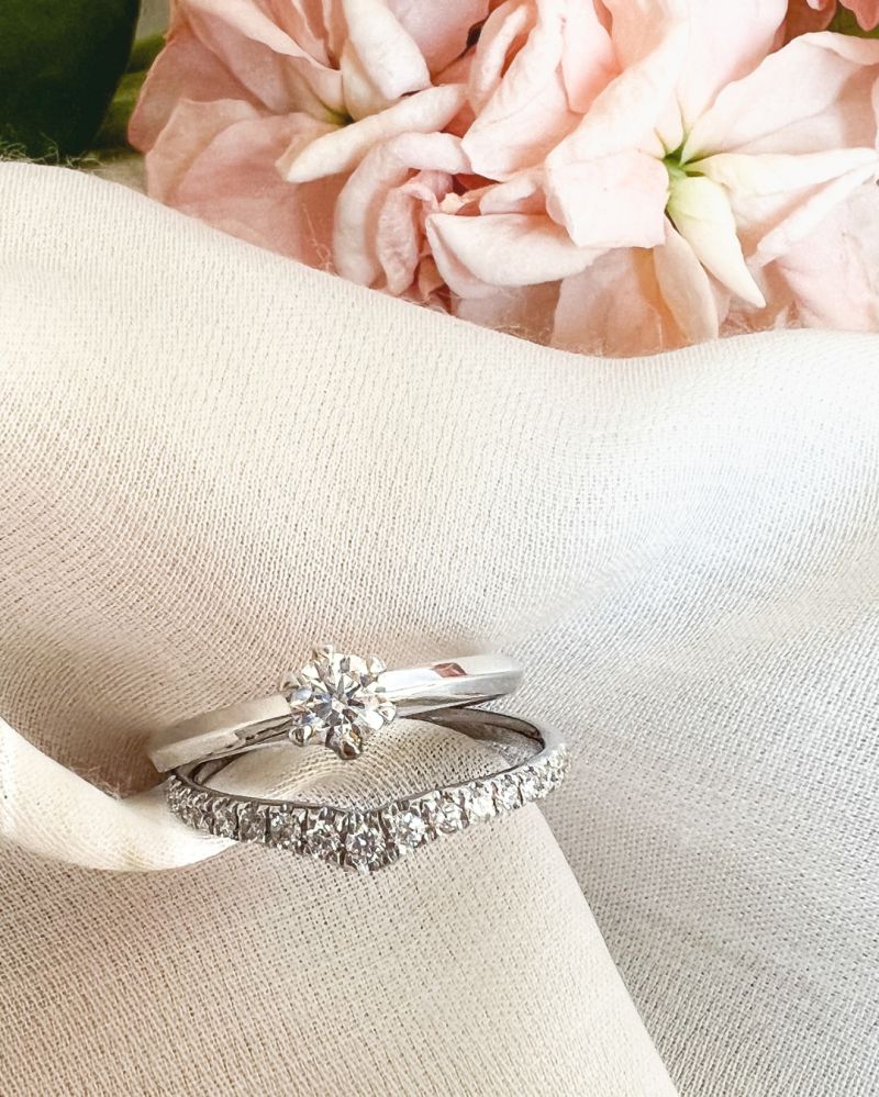 Anillo de oro blanco en forma de V con diamante – Lujo sutil para el día a día 0.25 crt.