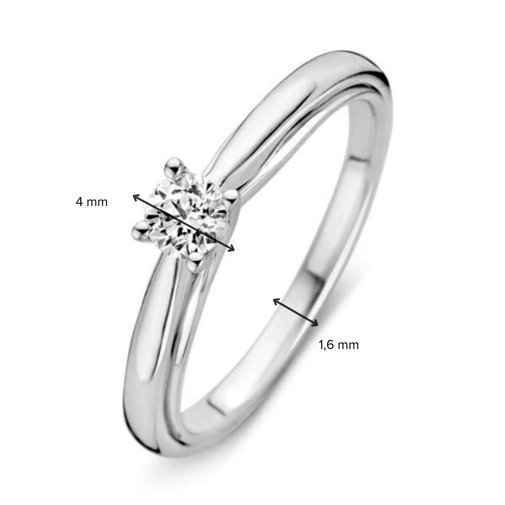 De Witgouden Ring met Briljant Diamant (0.25 crt.) van Excellent Jewelry is een elegante damesring van 14 karaat witgoud, voorzien van een briljant geslepen diamant (4 mm) op een subtiele band van 1,6 mm breed.