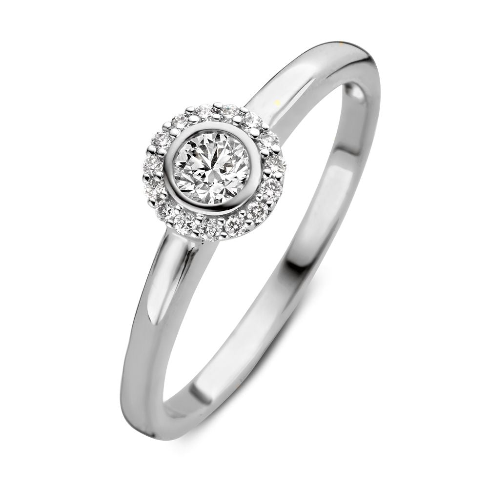 Anillo de oro blanco con un brillante central y circonitas alrededor, diseño delicado y pulido.