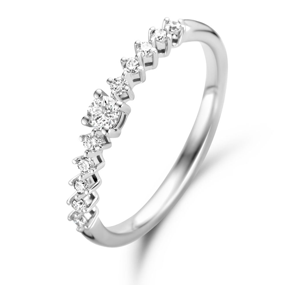 Anillo de oro blanco de 14 quilates con diamantes, diseño sutil y elegante.