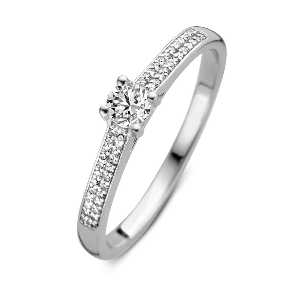 Anillo de oro blanco con brillante de 0.27 crt y pavé de diamantes.