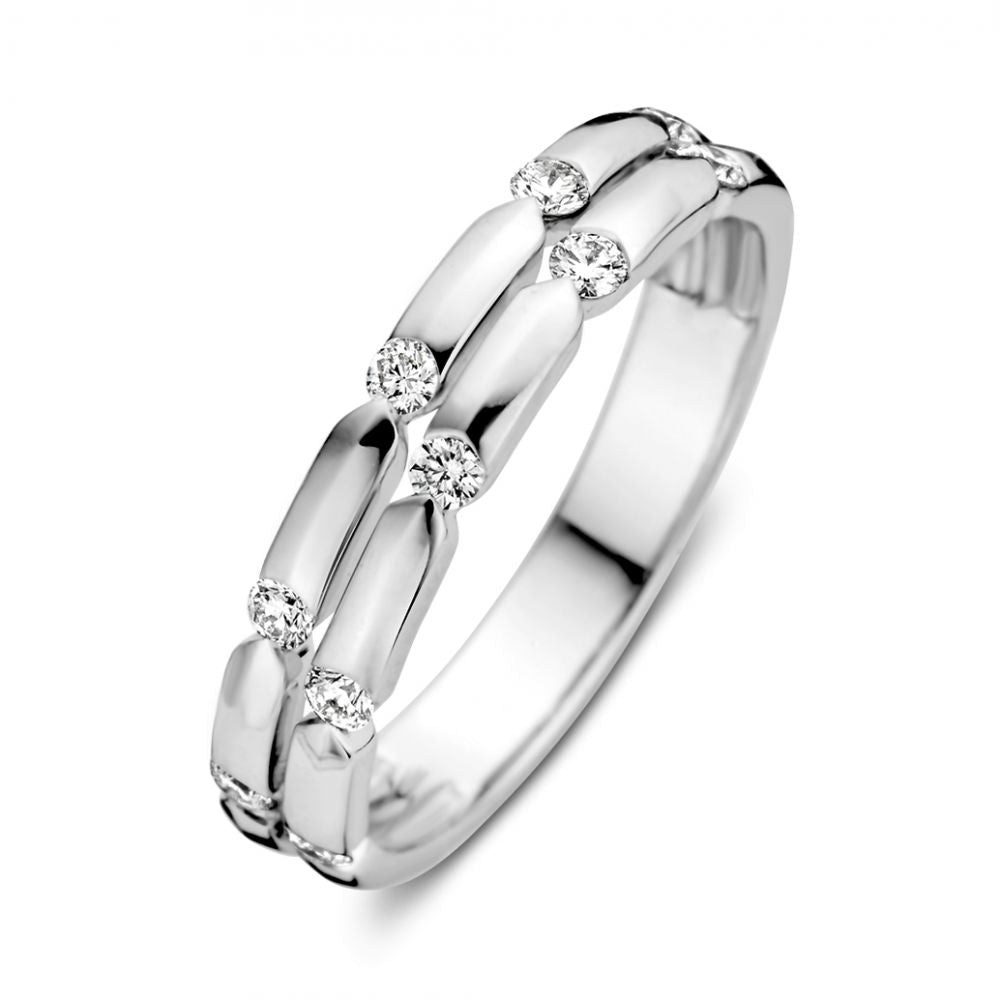 Anillo de oro blanco con brillantes de 0.29 crt, diseño liso y detalles brillantes.