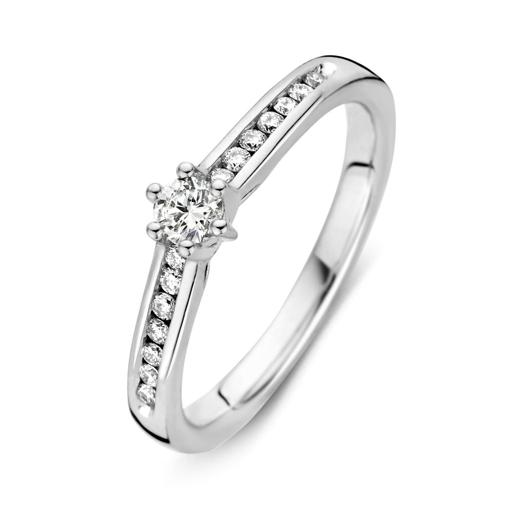 Anillo de oro blanco elegante con diamante central brillante de 0.30 crt y piedras pequeñas a los lados.