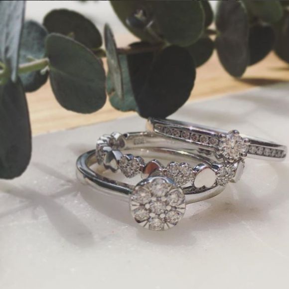 Anillo de oro blanco con diamante elegante y piedra central brillante 0.30 crt.