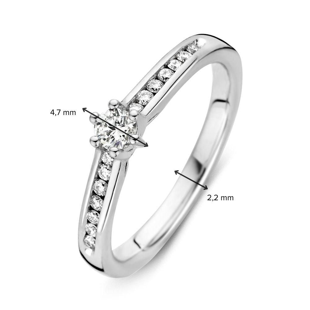 Anillo de oro blanco con diamante elegante y piedra central brillante 0.30 crt.