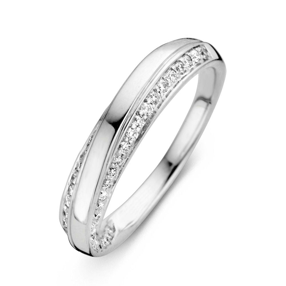 Anillo de oro blanco con banda retorcida y diamante de 0.32 crt.