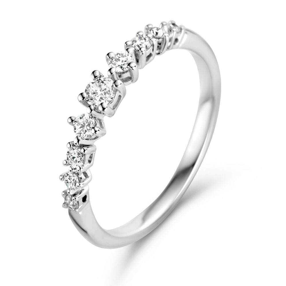 Anillo elegante de oro blanco con diamantes de 0,32 ct en un diseño delicado.
