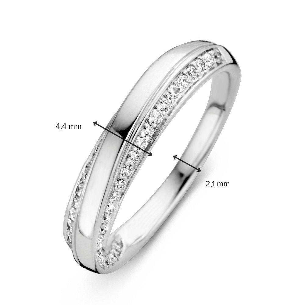 Anillo de oro blanco elegante con banda trenzada y brillante 0.32 crt.