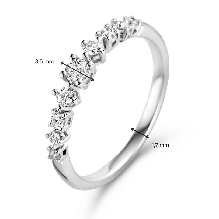 De Elegante Witgouden Ring met Diamant van 0,32 crt van Excellent Jewelry heeft een rij ronde diamanten; de grootste is 3,5 mm breed en de band is slechts 1,7 mm op het smalste punt.