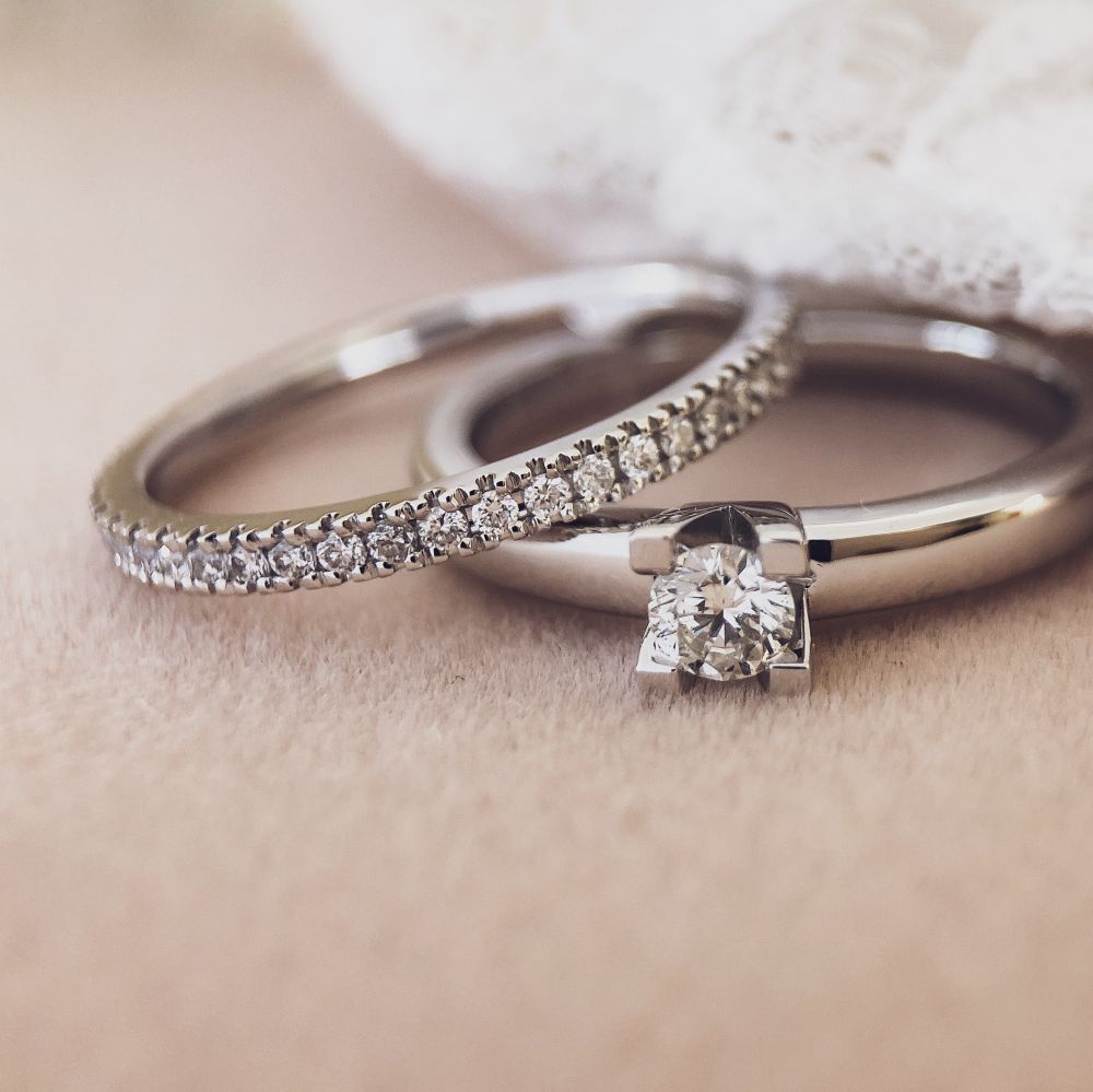 Anillo de oro blanco con diamantes engastados alrededor 0.33 crt. ( alrededor )