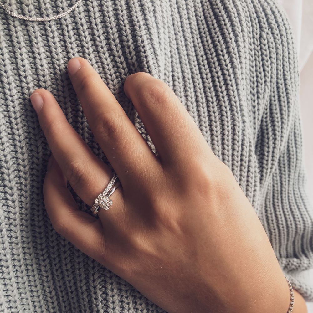 Anillo de oro blanco con diamantes engastados alrededor 0.33 crt. ( alrededor )