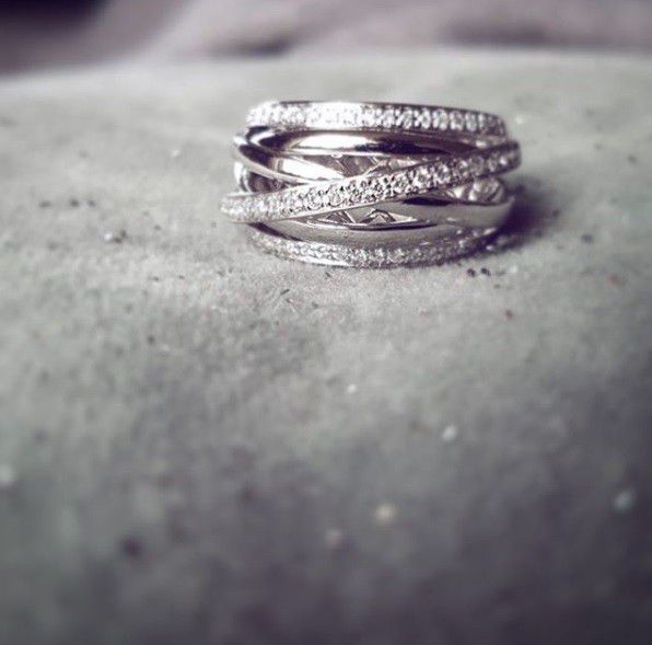Anillo de oro blanco con diamantes brillantes – 0,34 crt