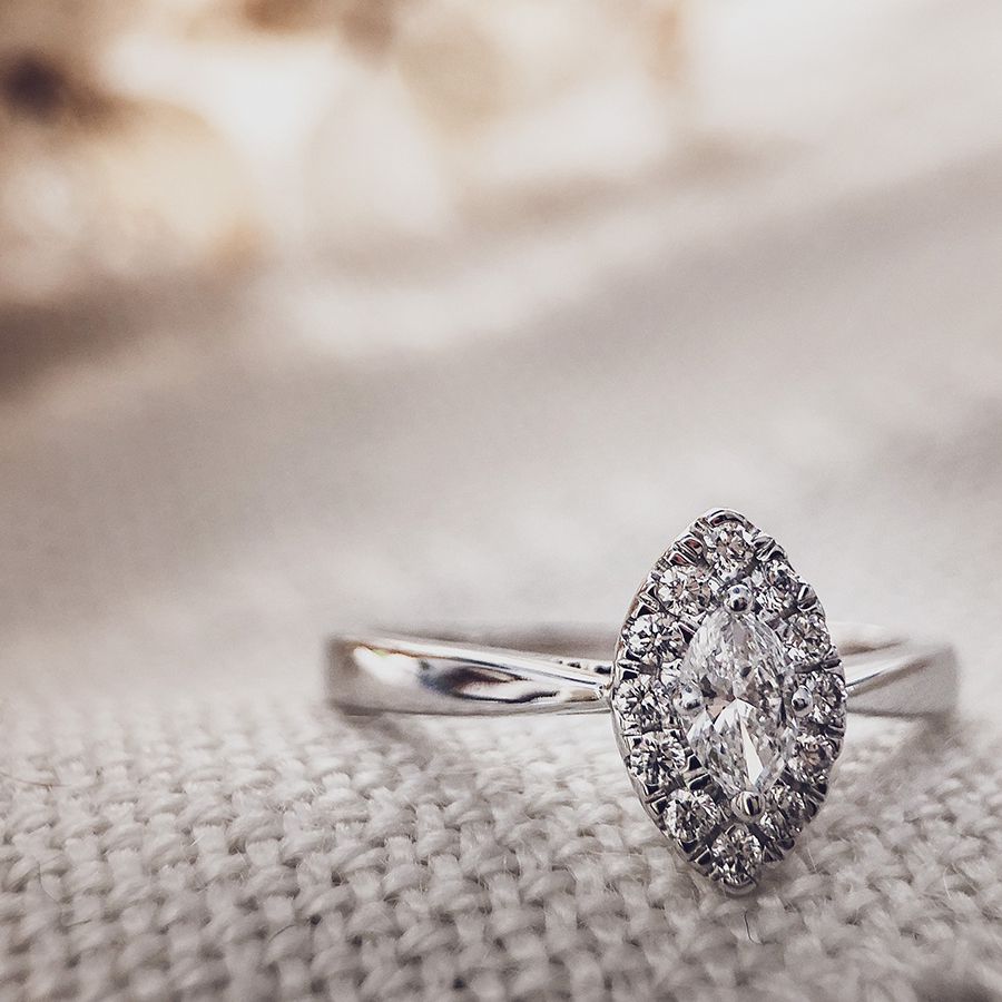 Anillo de mujer en oro blanco con diamante marquise en engaste de entourage – 0,34 crt