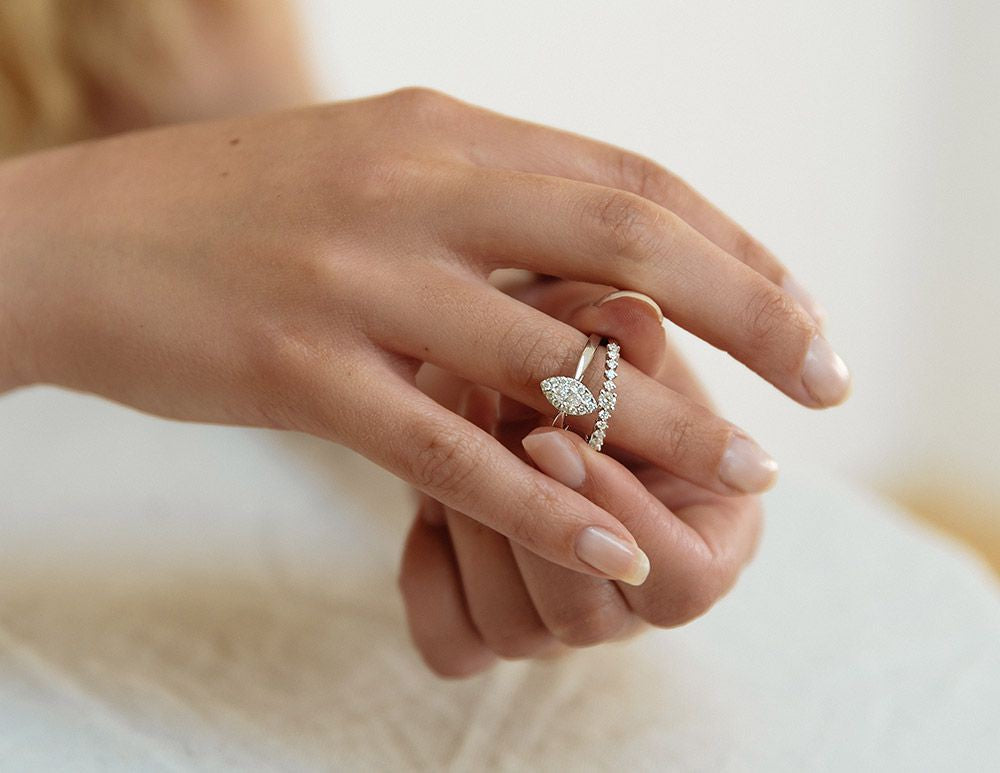 Anillo de mujer en oro blanco con diamante marquise en engaste de entourage – 0,34 crt