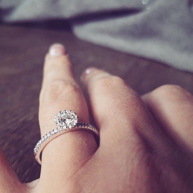 Anillo de oro blanco con diamante y sutil elegancia – 0,35 crt