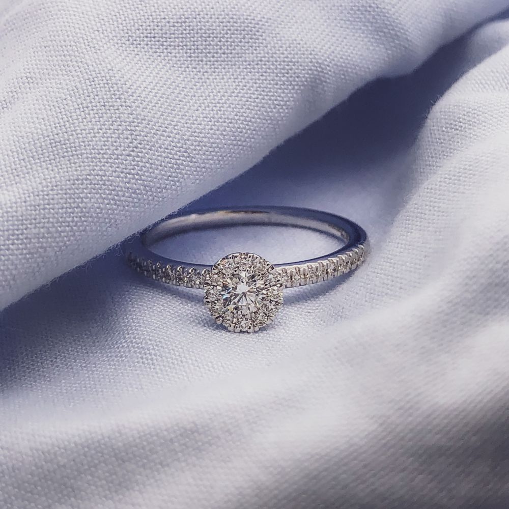 Anillo de oro blanco con diamante y sutil elegancia – 0,35 crt