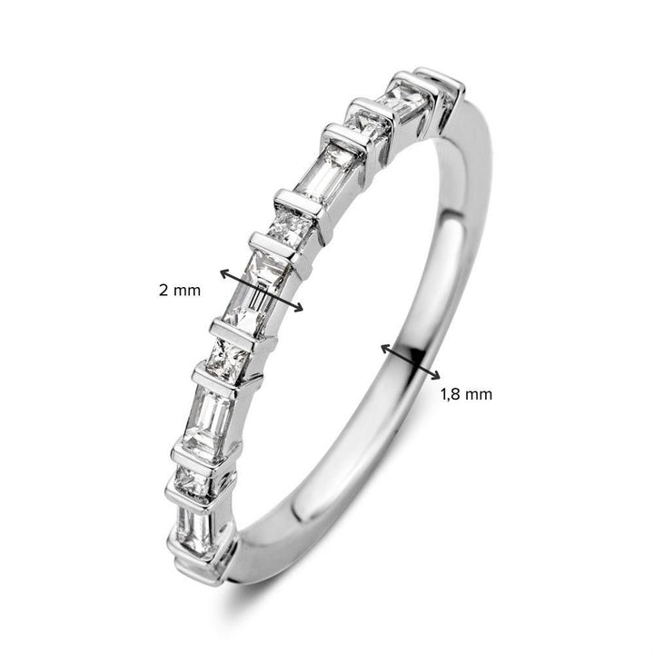De elegante witgouden diamanten ring met princessen- en baguetteslijpsel 0.36 crt. van Excellent Jewelry heeft rechthoekige en vierkante stenen langs de bovenkant; doorsnede edelsteen: 2 mm, breedte band: 1.8 mm.