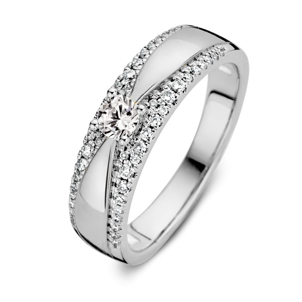 Anillo de oro blanco elegante con diamante brillante de 0,40 quilates y detalles de piedras.