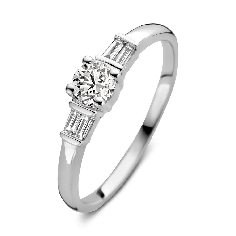 Anillo de oro blanco elegante con centro de corte brillante y piedras laterales baguette.