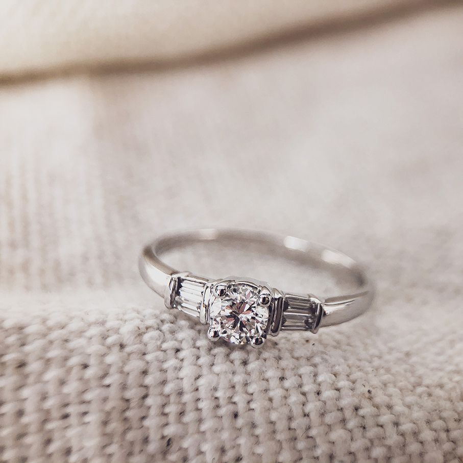 Anillo de oro blanco elegante con centro de corte brillante y piedras laterales baguette