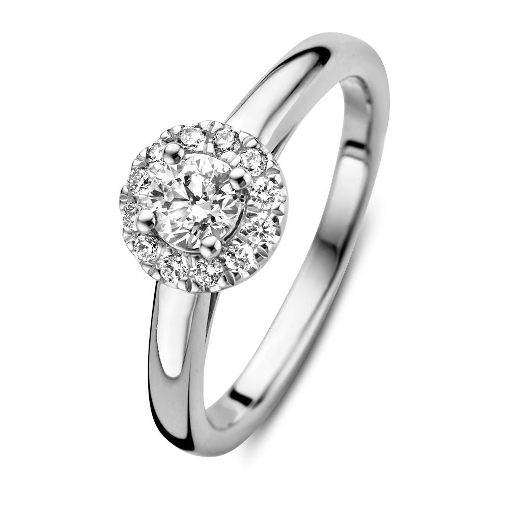 Anillo de oro blanco elegante con diamante central de 0,40 quilates y circunda de diamantes.