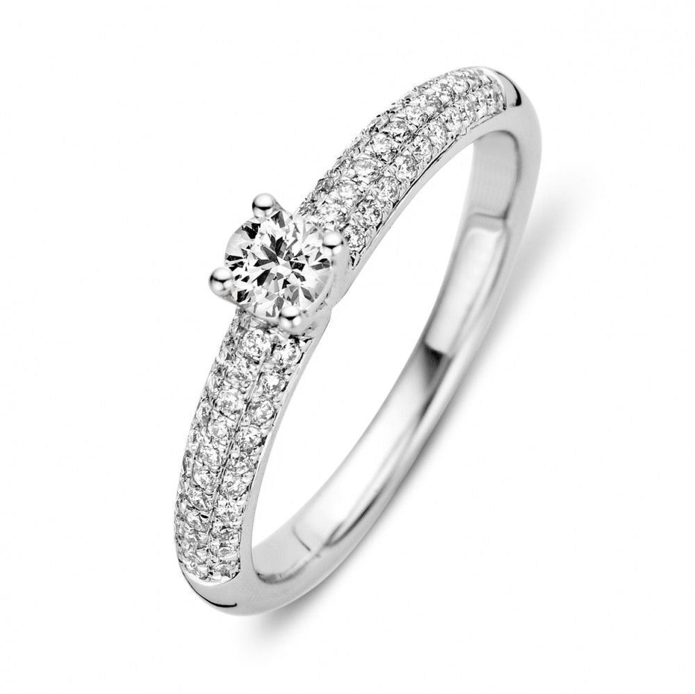 Anillo de oro blanco con diamantes de 0.47 quilates, diseño delicado y brillante.