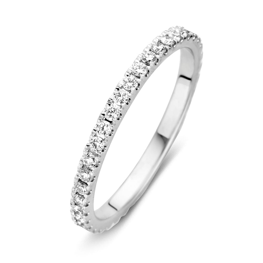 Anillo de oro blanco con diamantes de 0.50 quilates en un diseño de eternidad.