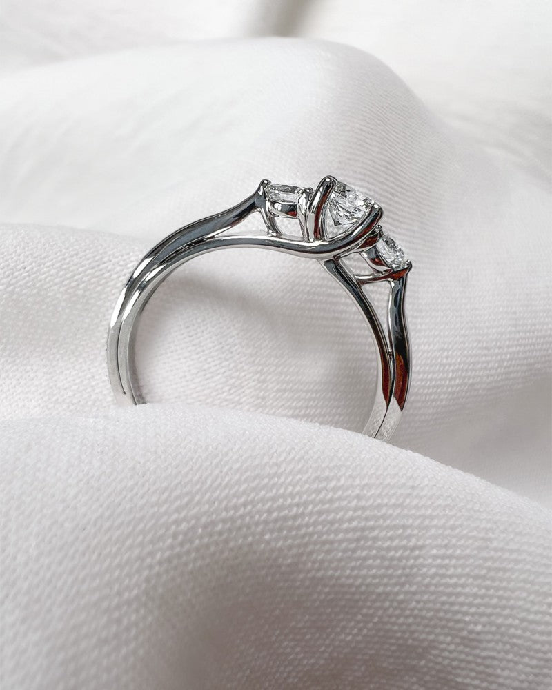 Anillo elegante de oro blanco con diamantes de corte brillante de 0.51 quilates