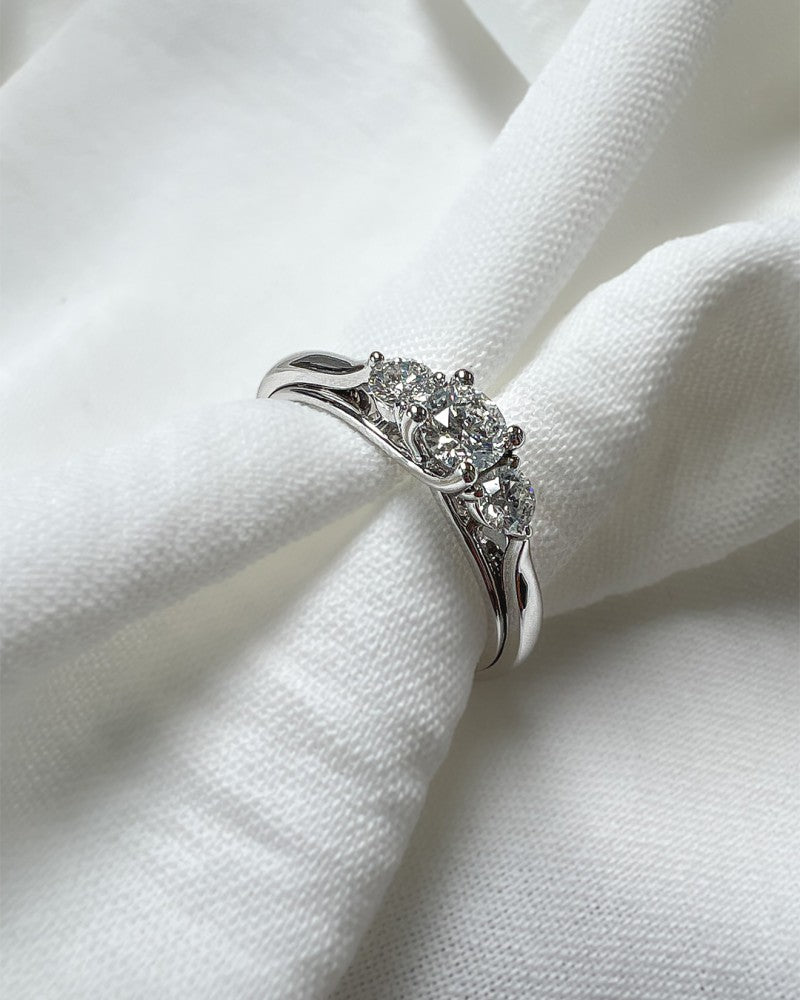 Anillo elegante de oro blanco con diamantes de corte brillante de 0.51 quilates
