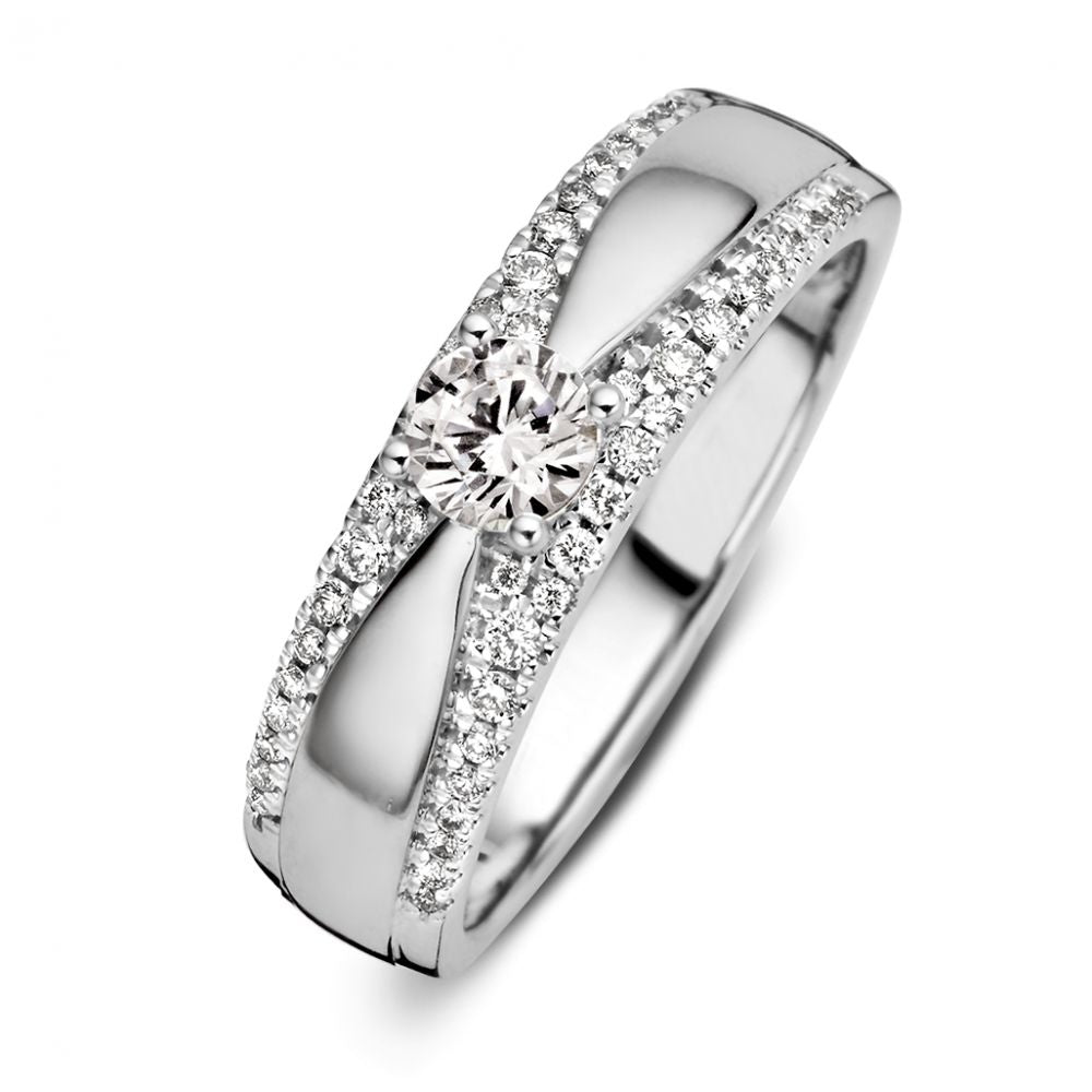 Anillo de oro blanco elegante con diamante de corte brillante de 0.52 quilates y detalles brillantes.