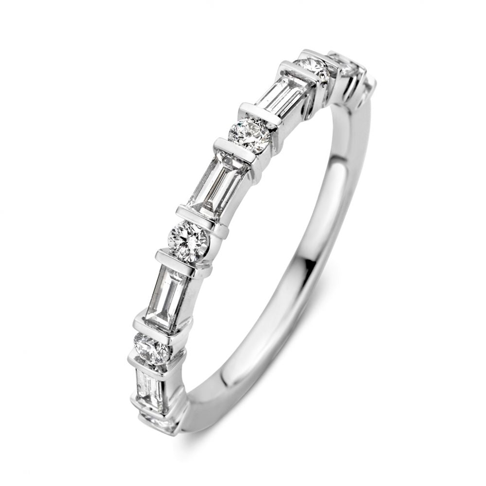 Anillo de oro blanco elegante con diamantes brillantes y baguette de 0.54 crt.